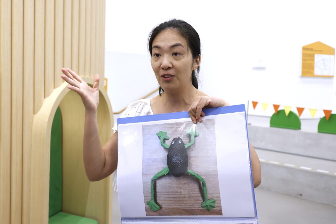 展覽策劃伙伴張慧婷介紹展覽。(林俊源攝)