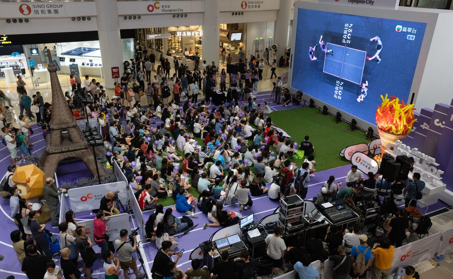 市民到場支持港隊。(蘇文傑攝)