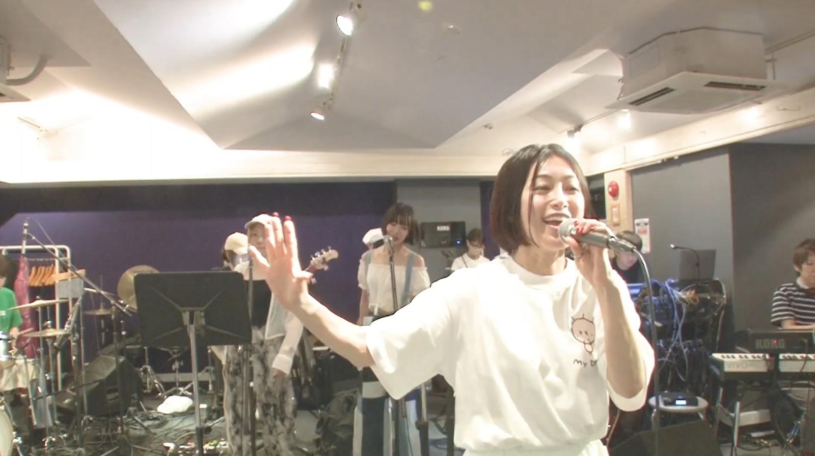 酒井法子公開綵排跳唱名曲《夢冒險》。