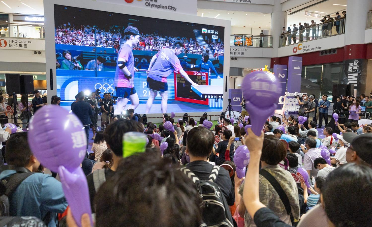 市民到場支持港隊。(蘇文傑攝)