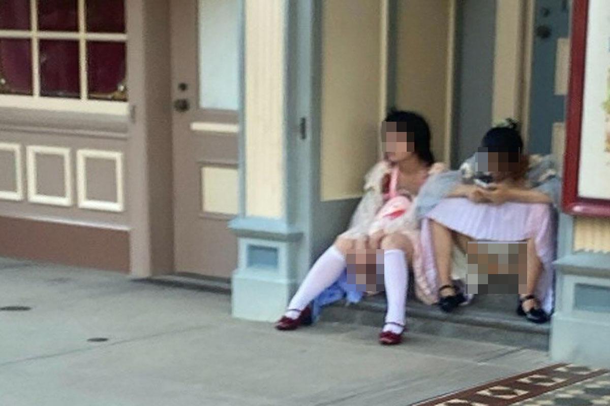 有女網民在網上分享兩名女子豪邁坐地無懼走光,但原圖未有打格。(Threads圖片,經打格處理)