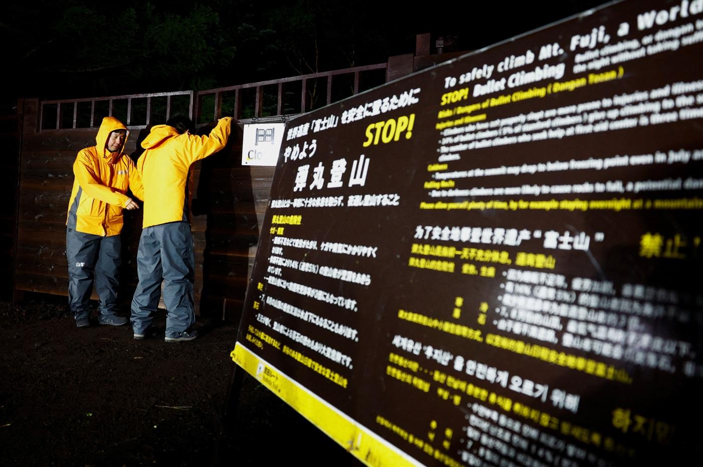 工作人員周一凌晨3時準備開放富士吉田口登山步道。(路透社)