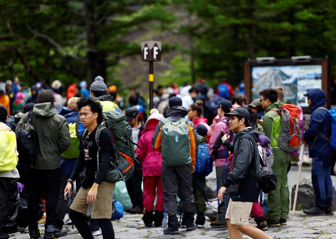 富士山五合目有大批登山客。(路透社)