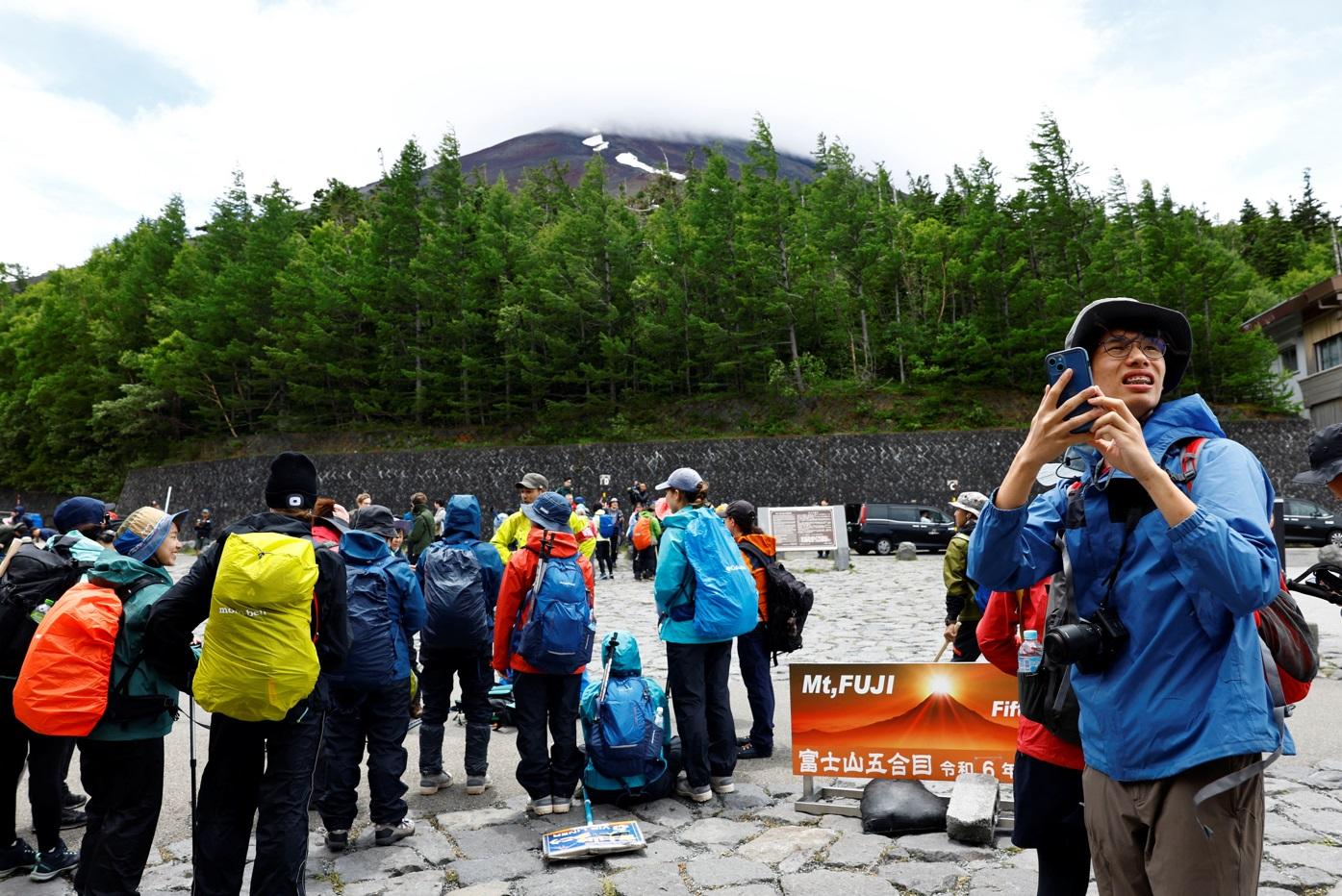 富士山五合目有大批登山客。(路透社)