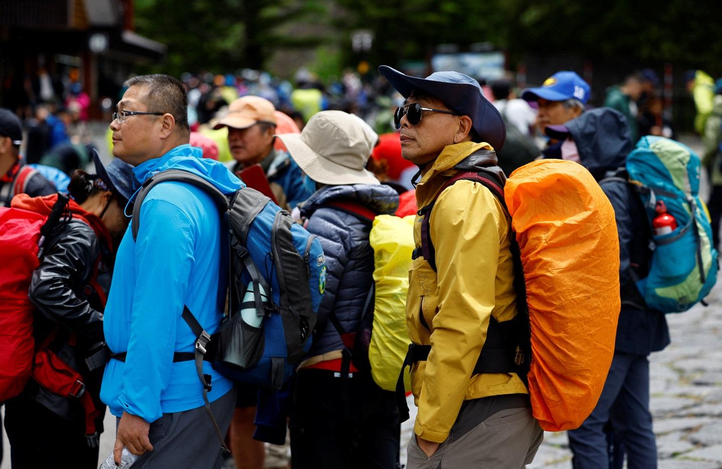 富士山五合目有大批登山客。(路透社)