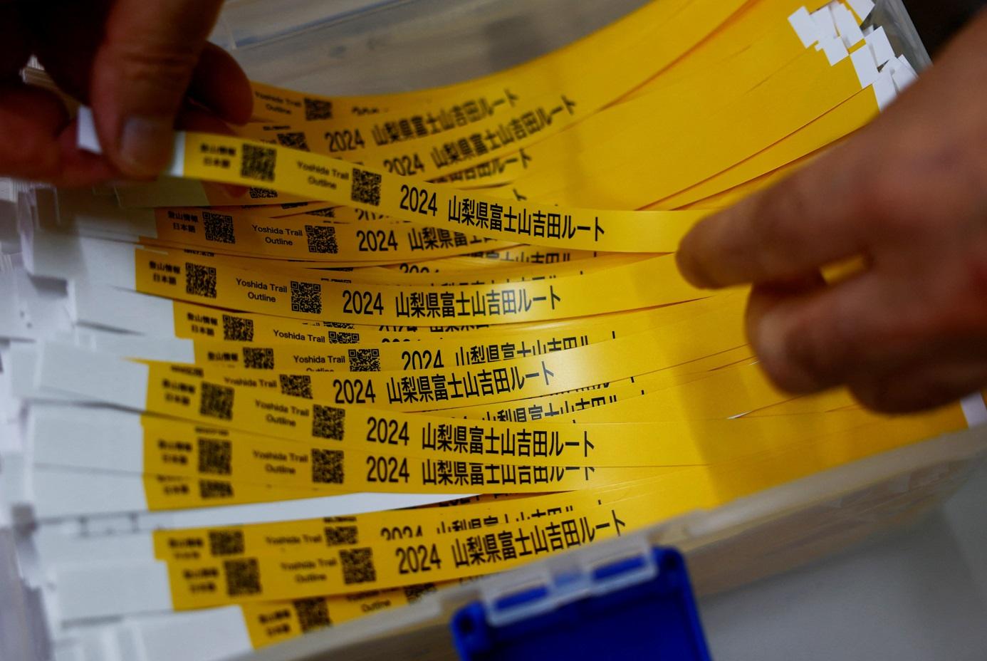 使用富士吉田口登山步道閘門所需的手帶。(路透社)