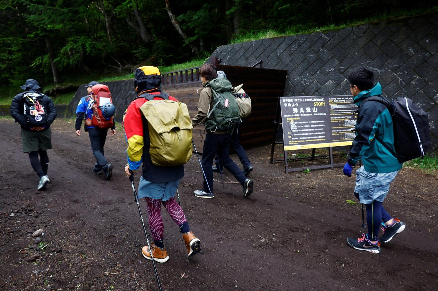 登山客通過富士吉田口登山步道閘門。(路透社)