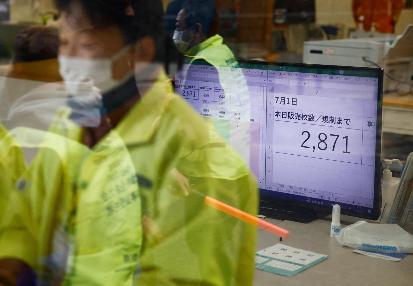 閘門登記處電腦顯示登山人數。(路透社)