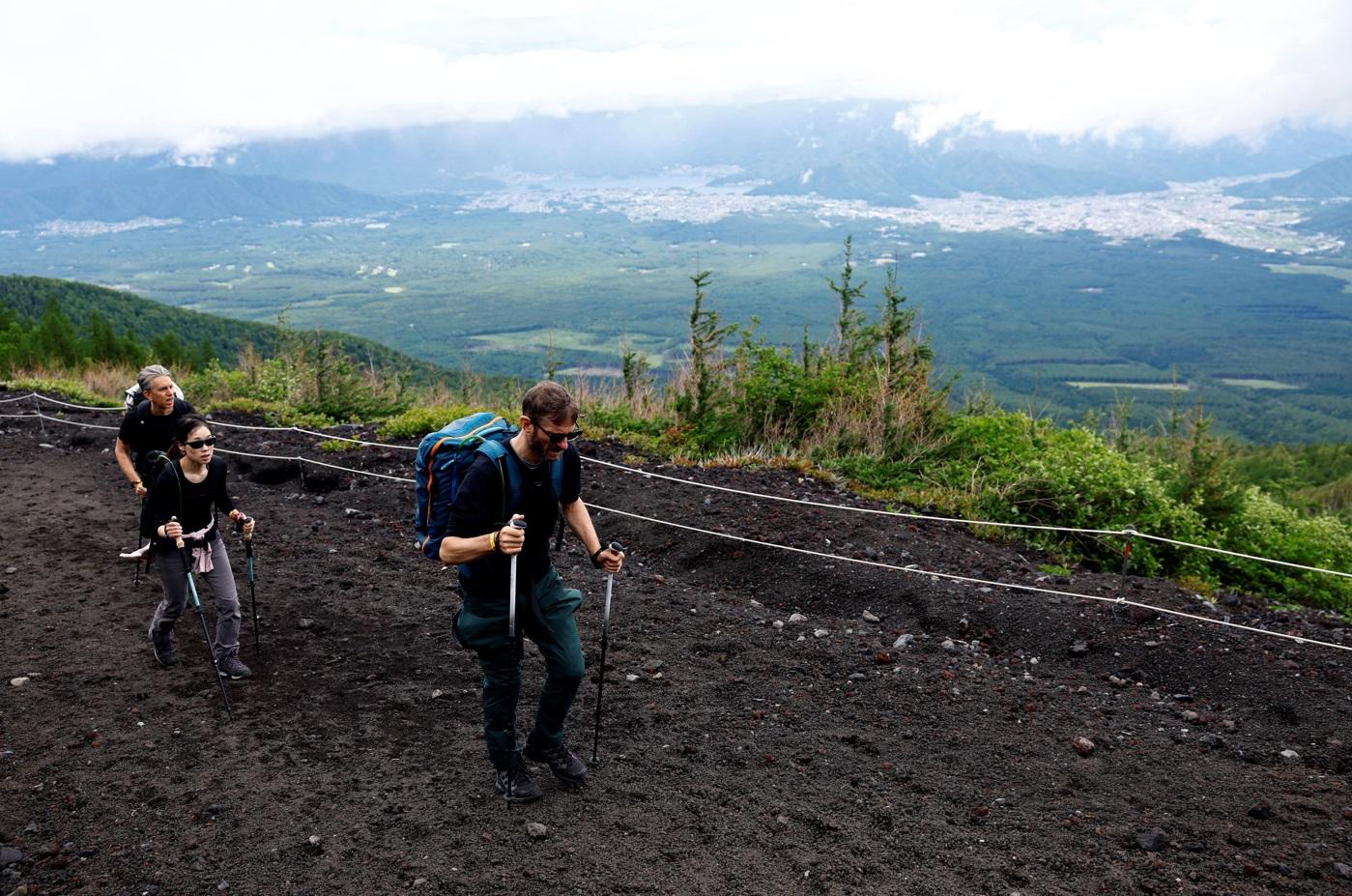 外籍人士登上富士山。(路透社)