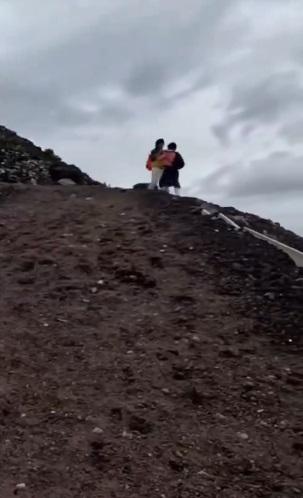 夫婦在富士山上拉拉扯扯。(互聯網)