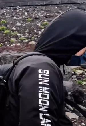 登山客冇眼睇,走人。(互聯網)