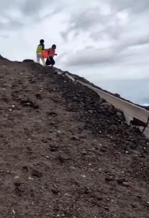 夫婦在富士山上拉拉扯扯。(互聯網)