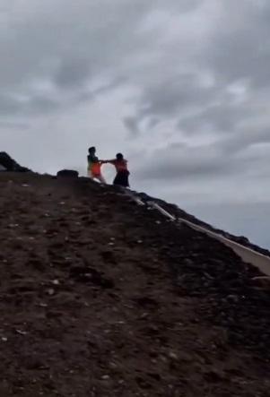 夫婦在富士山上拉扯一輪。(互聯網)