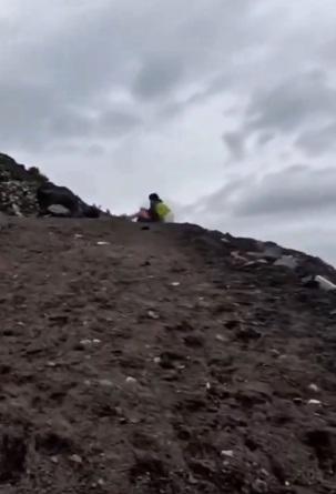 男方把女方摔在地上。(互聯網)