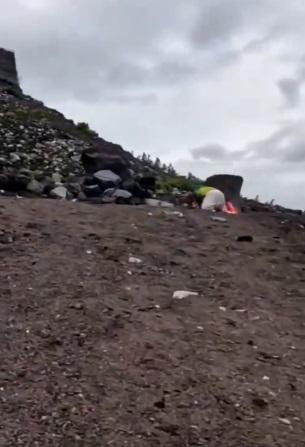 男方趴在女方身上。(互聯網)