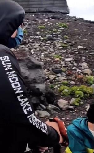 拍片的登山客勸交。(互聯網)