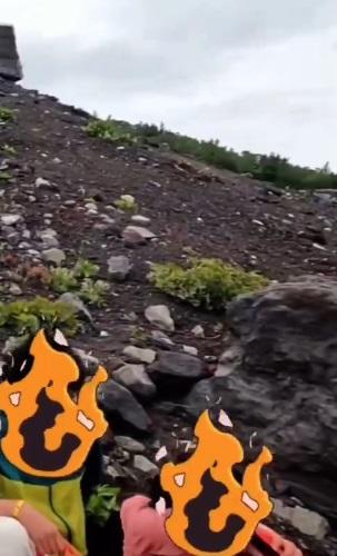 夫婦在登山客面前吵架。(互聯網)