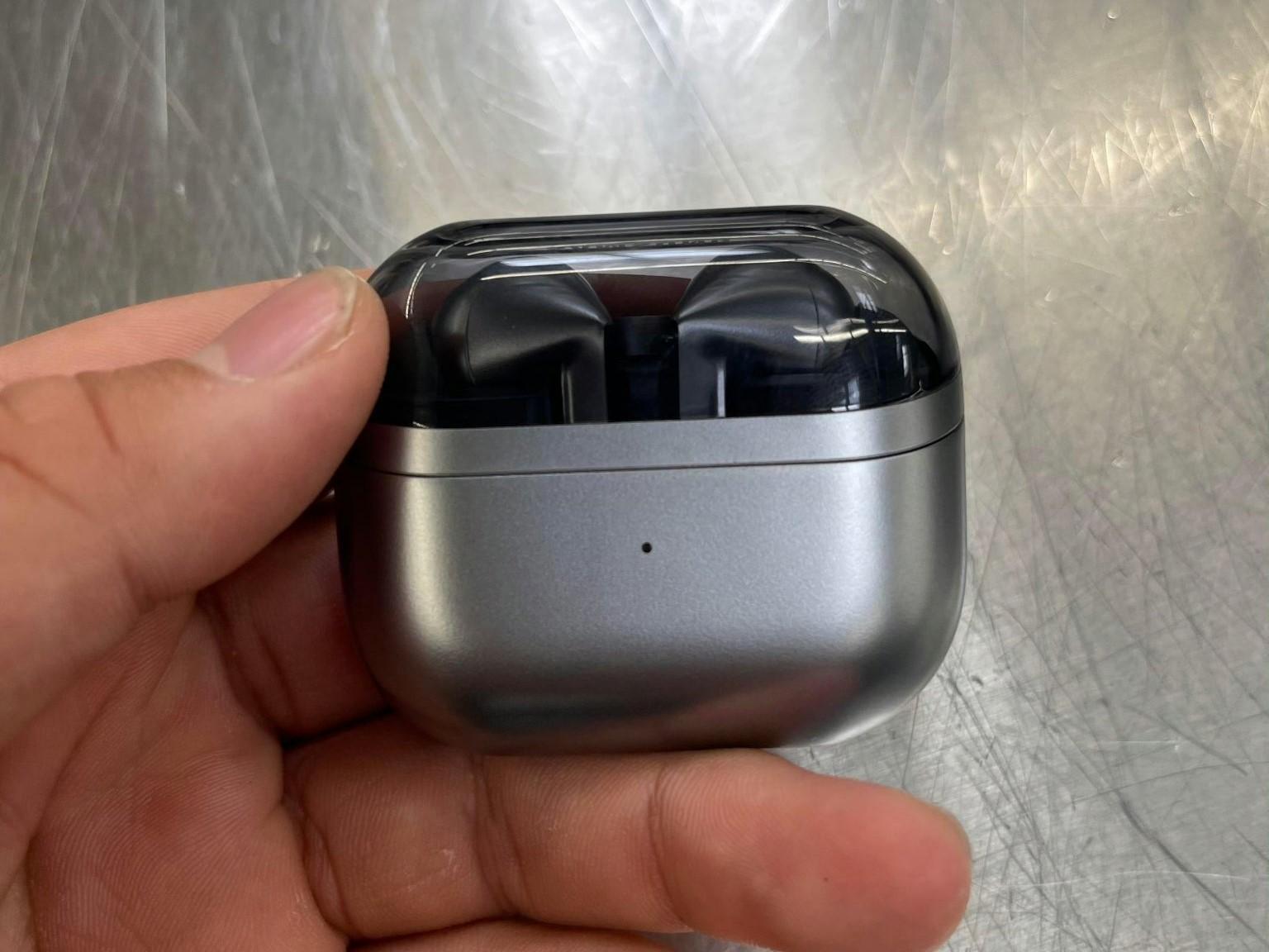 圖中可見Galaxy Buds 3 Pro充電盒的外殼以半透明設計,形狀也似AirPods Pro。(圖片來源:ICE UNIVERSE@X)