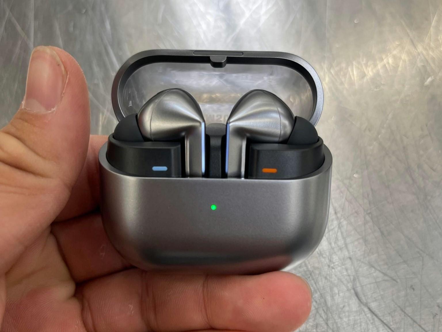 Galaxy Buds 3 Pro的有柄耳機設計上,多了一條LED燈條。(圖片來源:ICE UNIVERSE@X)