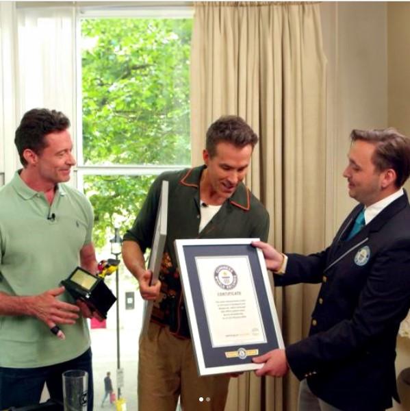 「死侍」賴恩雷諾士和「狼人」曉治積曼獲頒發健力士世界紀錄證書。