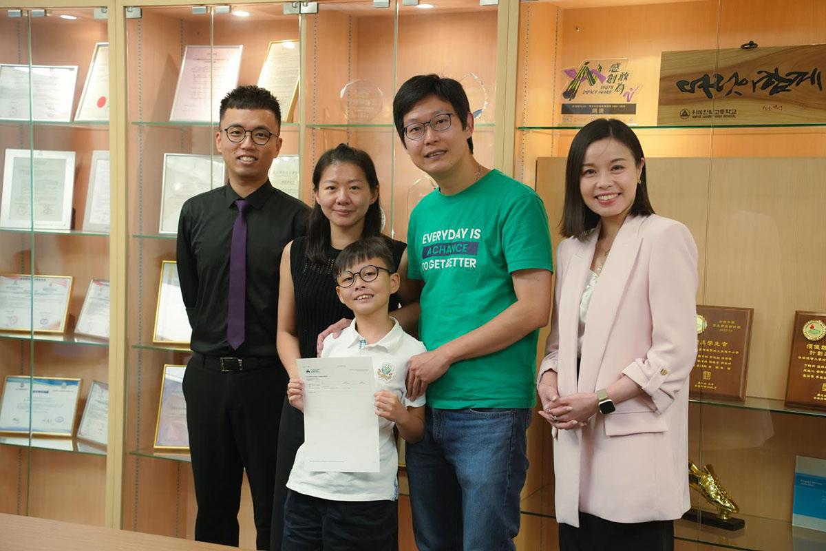 9歲男童梁智仁挑戰DSE數學M2,成功考獲5**成績。(學校提供)