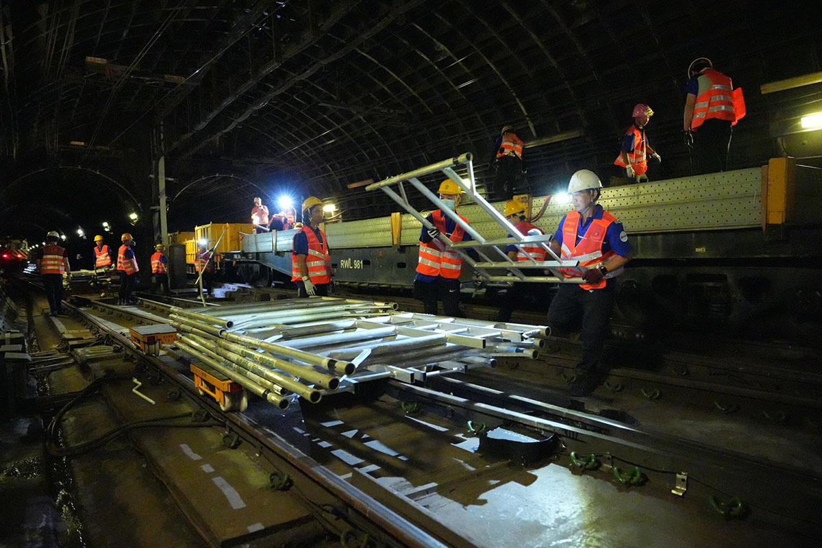 港鐵在油麻地站附近交叉渡線隧道,進行更換電纜吊架工程。(港鐵提供)