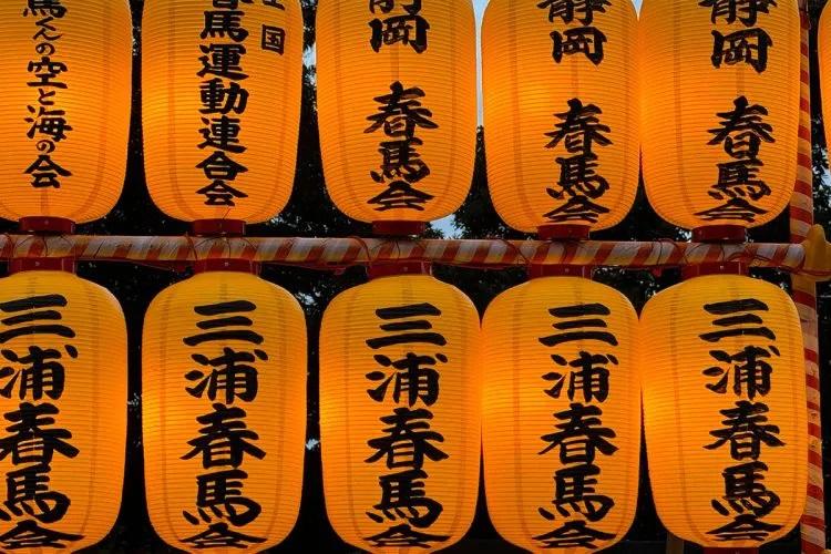 100個「三浦春馬燈籠」高掛靖國神社。