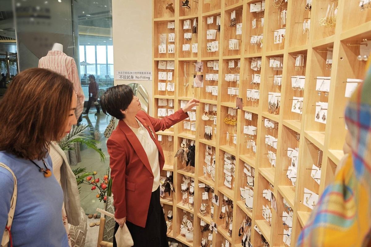 何永賢(右)喺大本型購物。(何永賢FB)