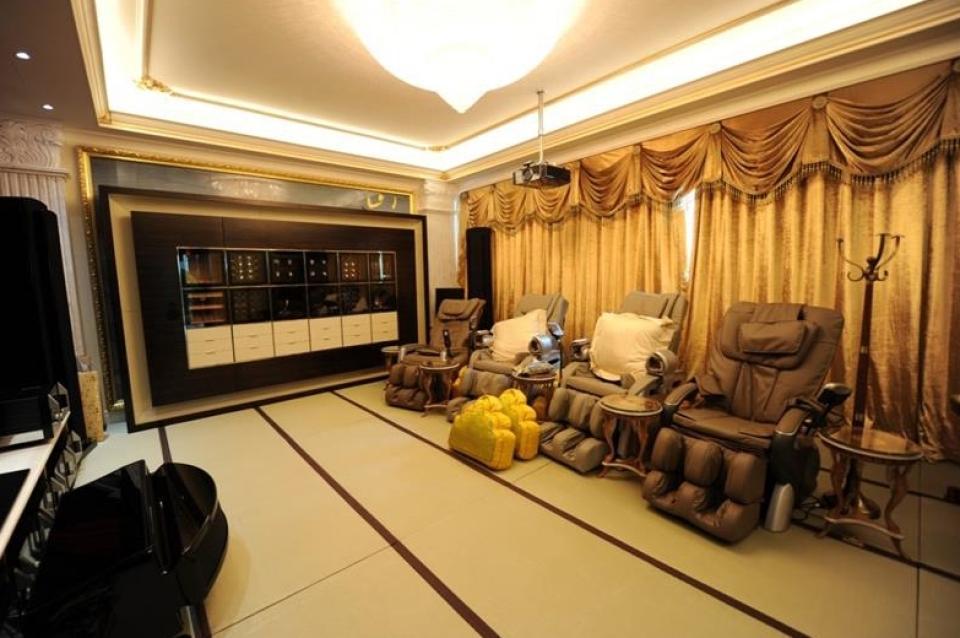 由內地富豪許智明等人士持有凱旋門「皇宮屋」,內部裝潢充滿中式宮廷元素,消息指該批物業已淪為銀主盤。(資料圖片)