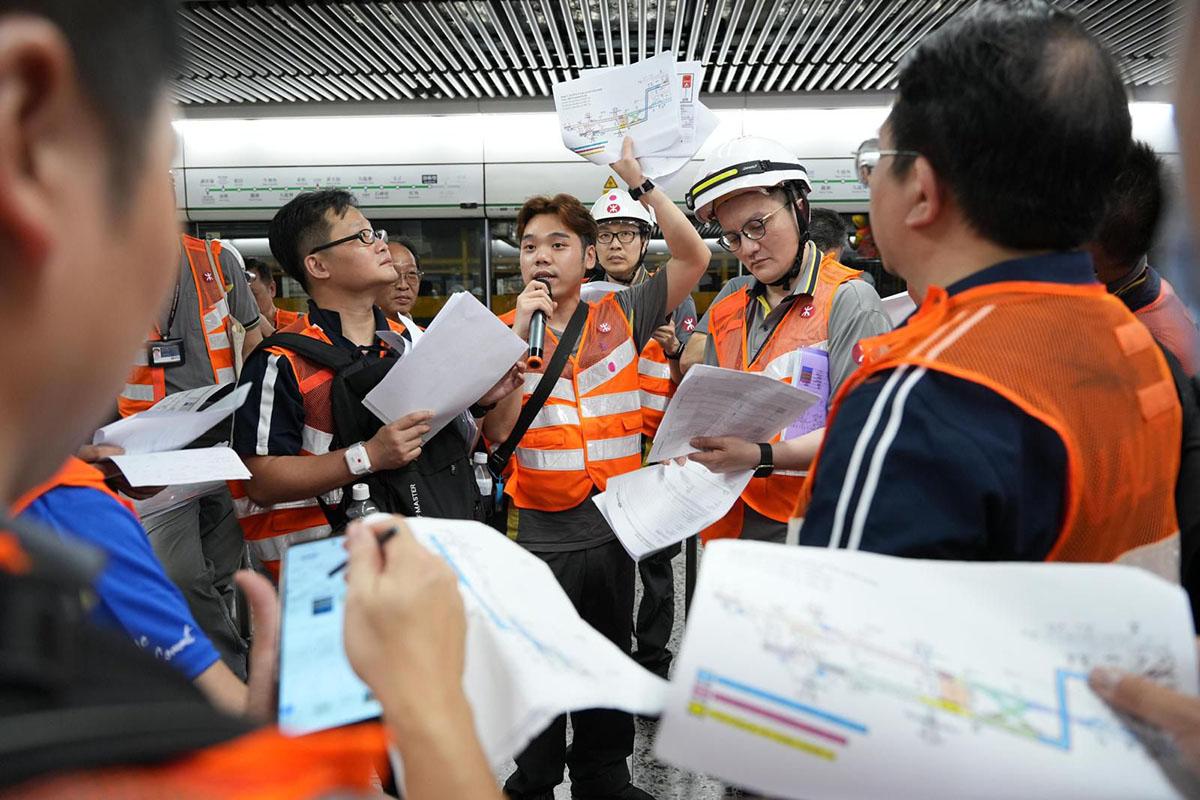 港鐵在油麻地站附近交叉渡線隧道,進行更換電纜吊架工程。(港鐵提供)