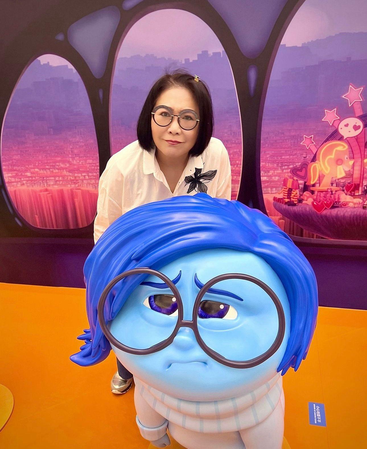 一向玩得的司棋姐為滿足網民,在社交網分享兩張跟阿愁的合照。