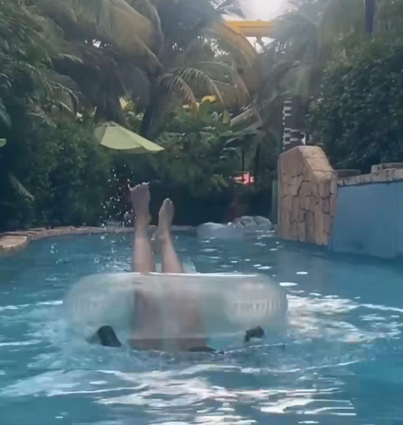 Ivy So被朋友拍下在池中「反艇」。