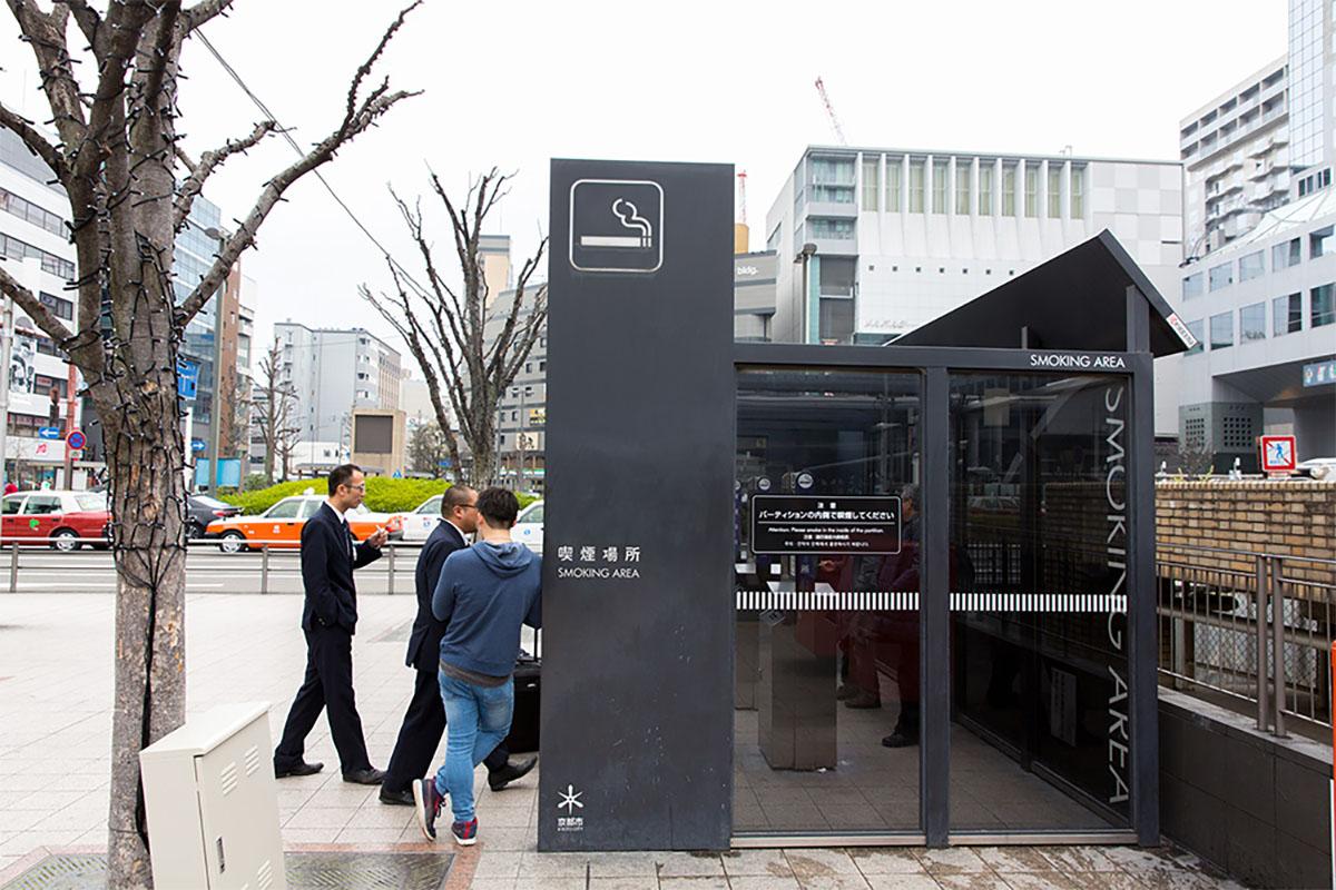日本部分公共場所都設有指定吸煙間,途人禁止在街頭吸煙。(京都市旅遊指南官網圖片)