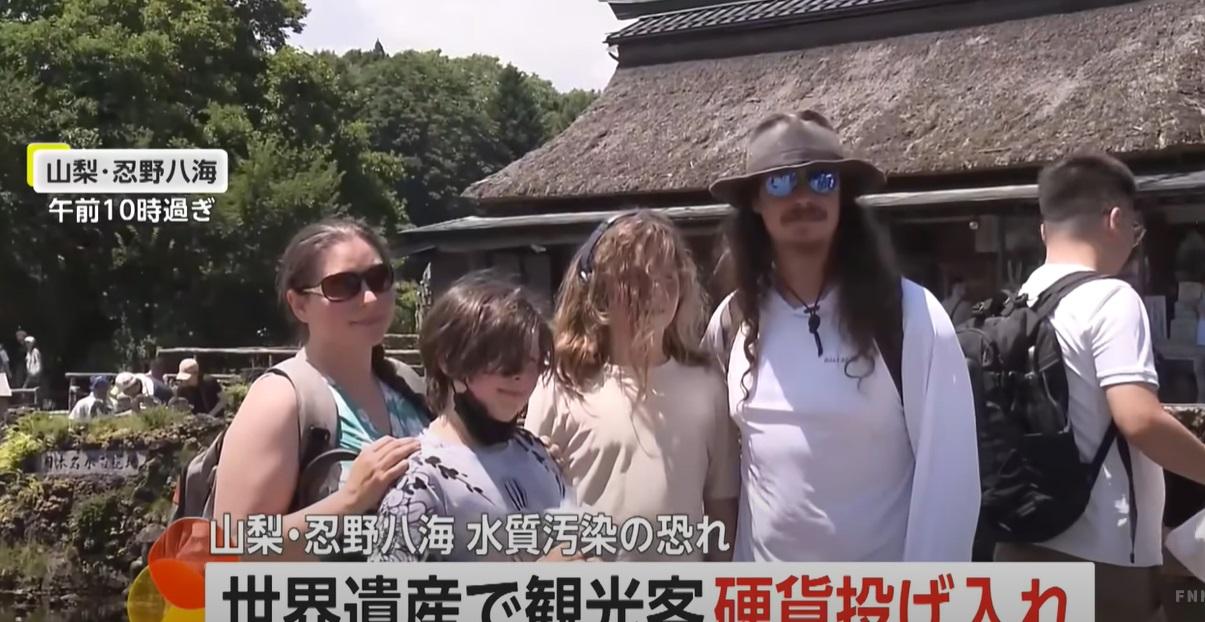 日本富士山忍野八海,是富士山融雪形成的湧泉群,被列入世界文化遺產,是熱門旅遊景點,圖為外國遊客。(互聯網)