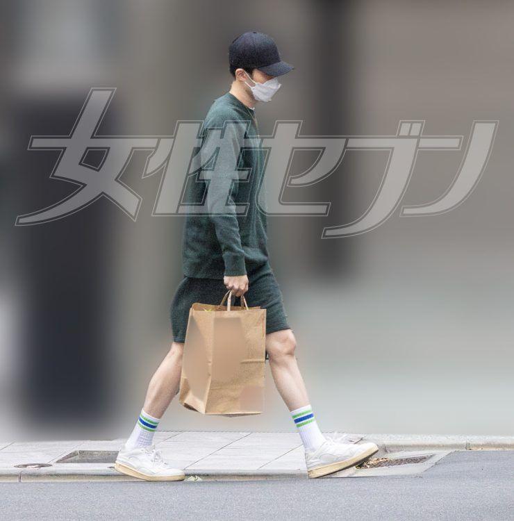 兩人已秘密展開同居生活。