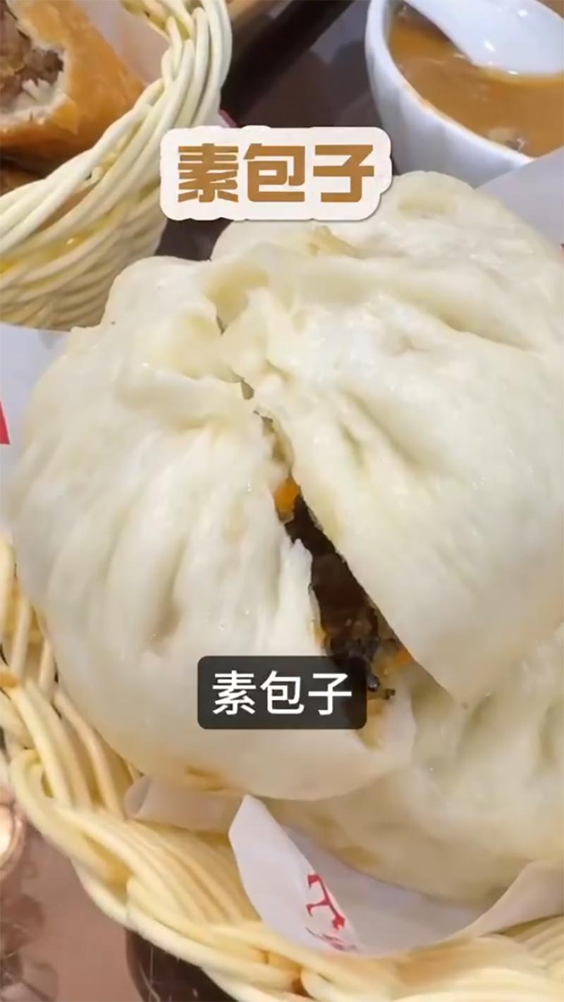 鄧炳強考察河南期間,食早餐試咗唔同美食。(鄧炳強FB影片截圖)