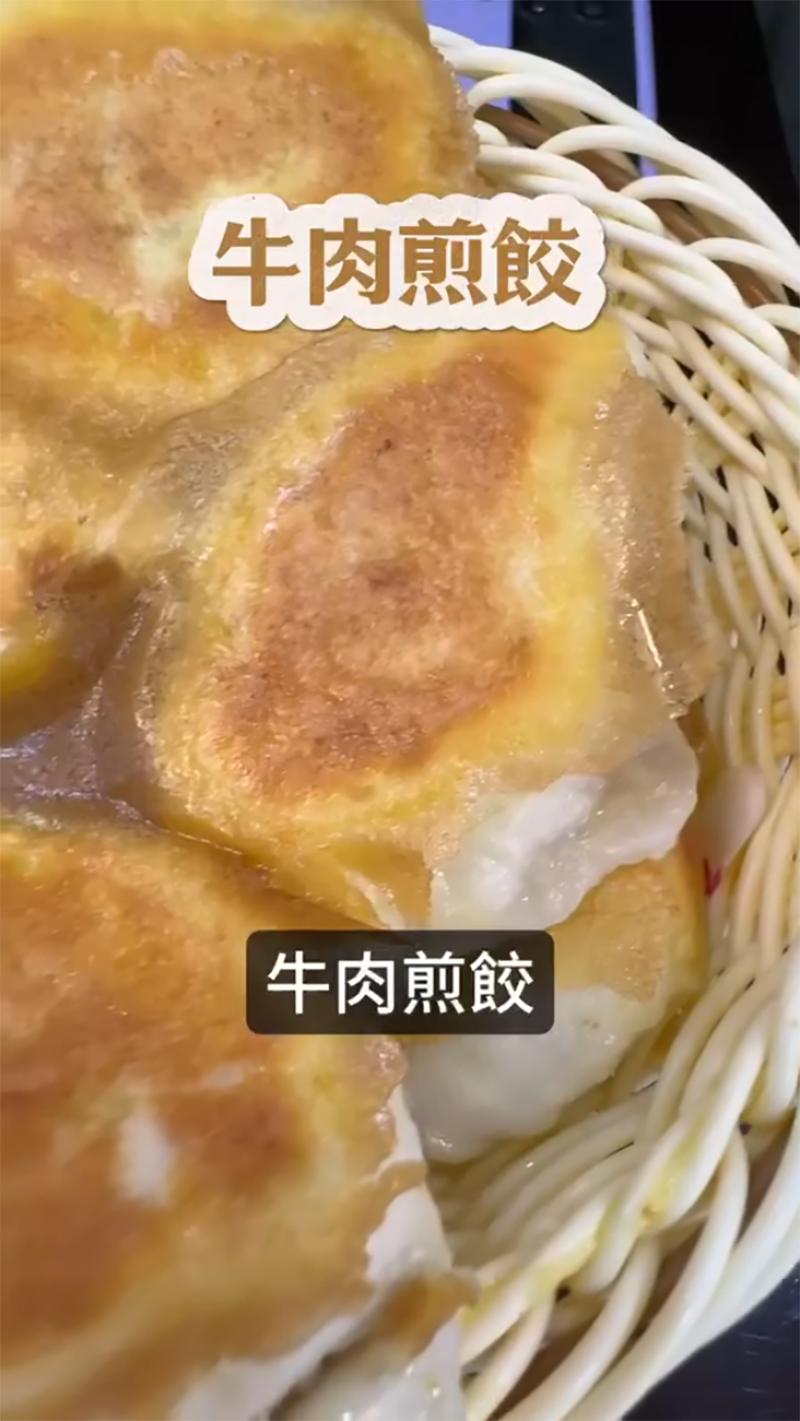 鄧炳強考察河南期間,食早餐試咗唔同美食。(鄧炳強FB影片截圖)