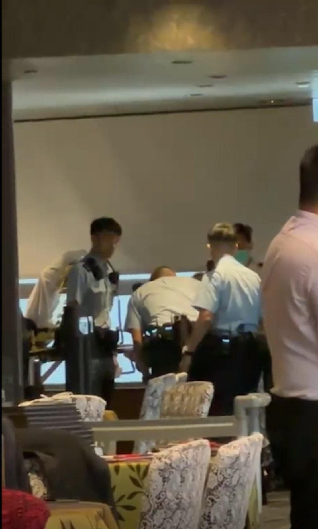 沙田酒樓兩女職互扯頭髮起腳踢。(網片截圖)