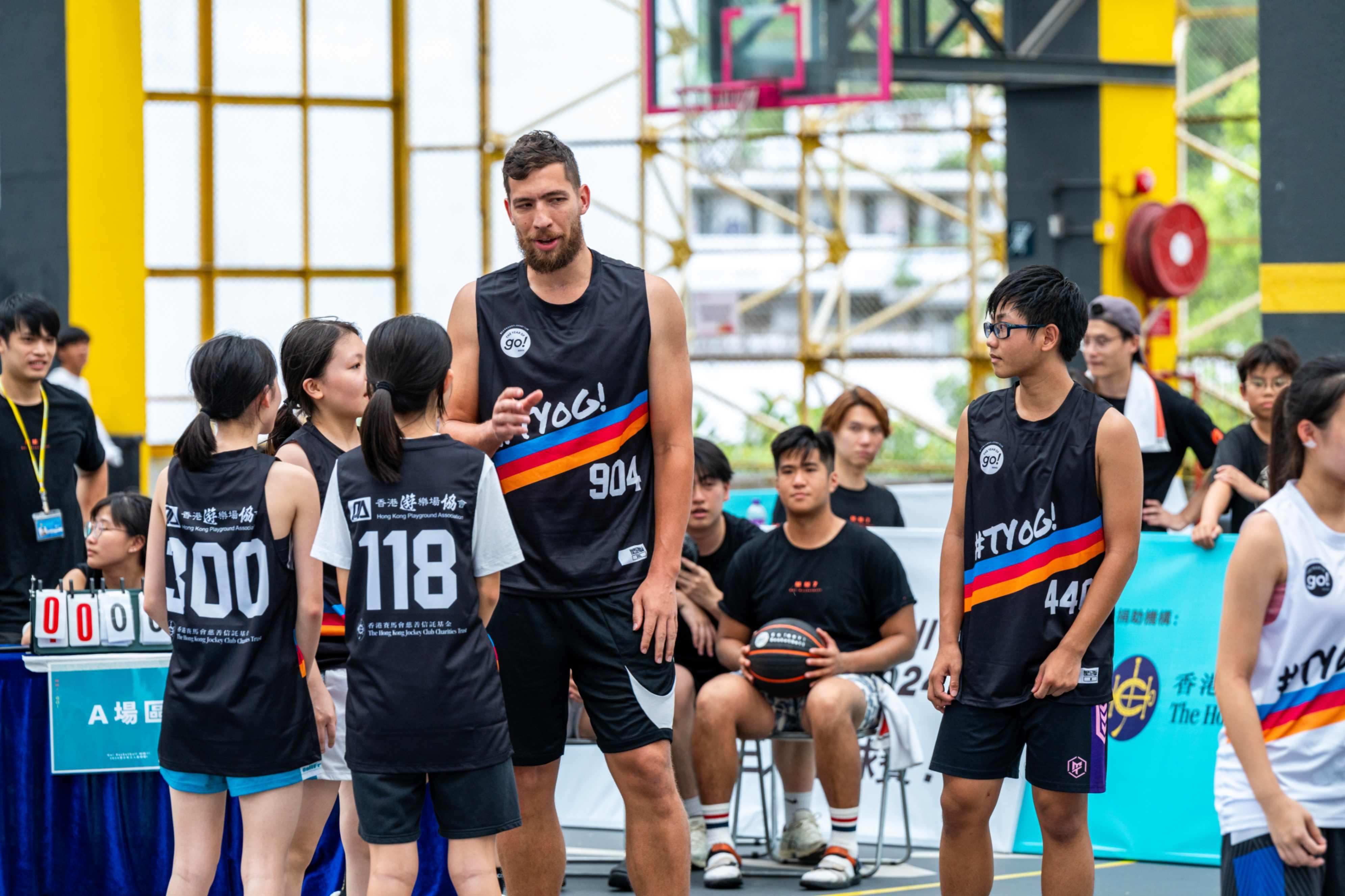 「Go!籃球正!2024青少年三⼈籃球賽!」,惠龍兒與小將交流。