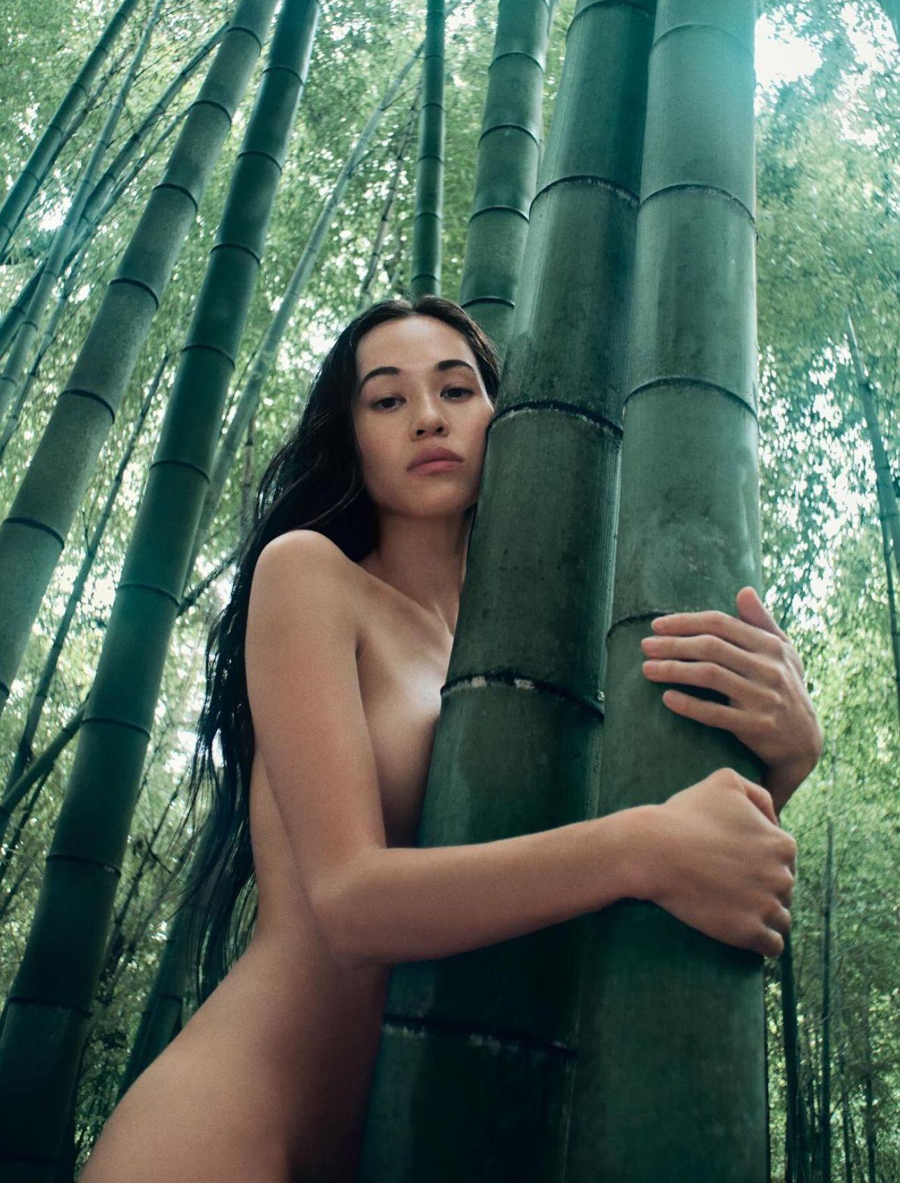 水原希子全裸置身竹林拍攝宣傳照。