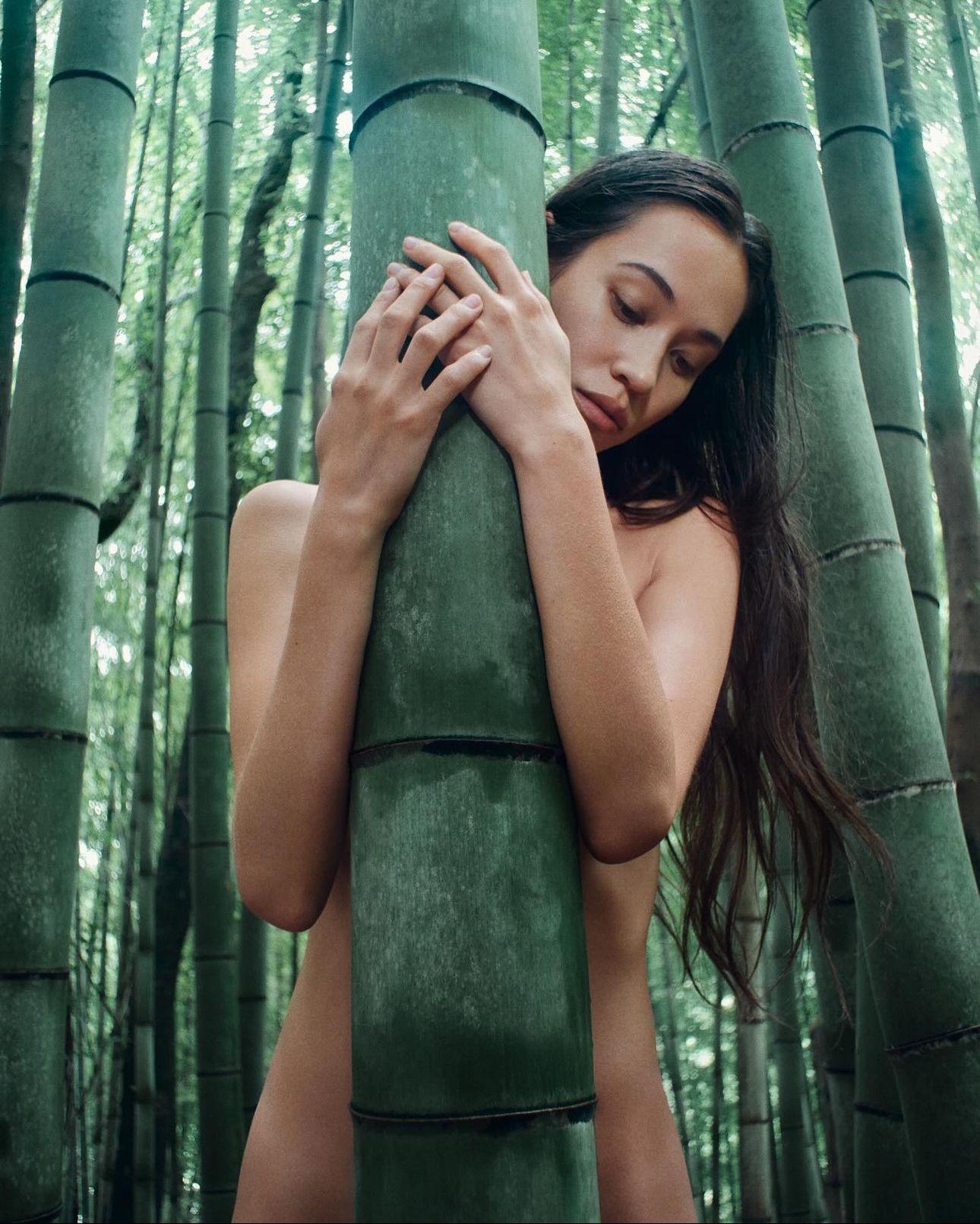 水原希子全裸置身竹林拍攝宣傳照。