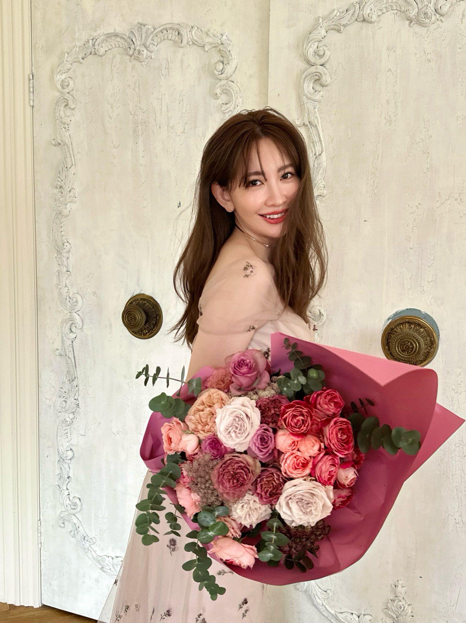 小嶋陽菜手執花束拍靚相,被網民誤以為公布結婚消息。