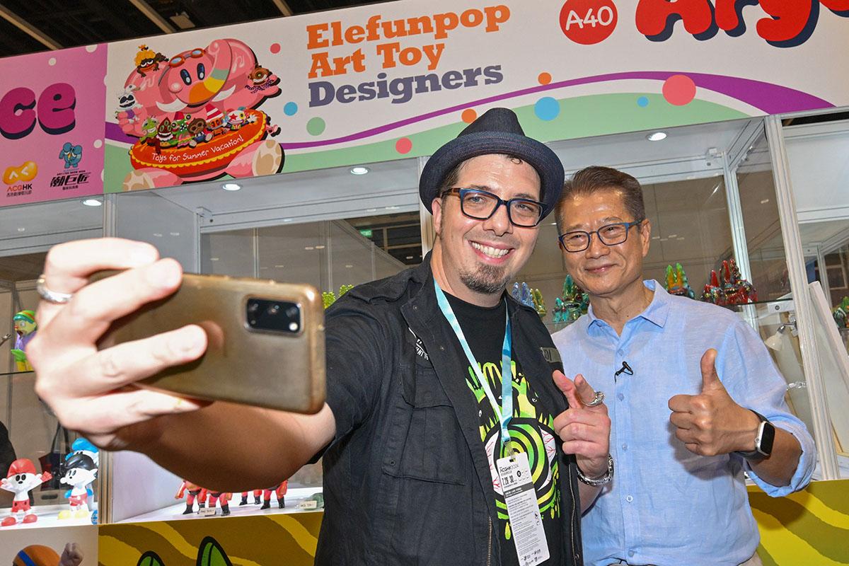 陳茂波(右)與動漫節海外參展商自拍。(陳茂波網誌)