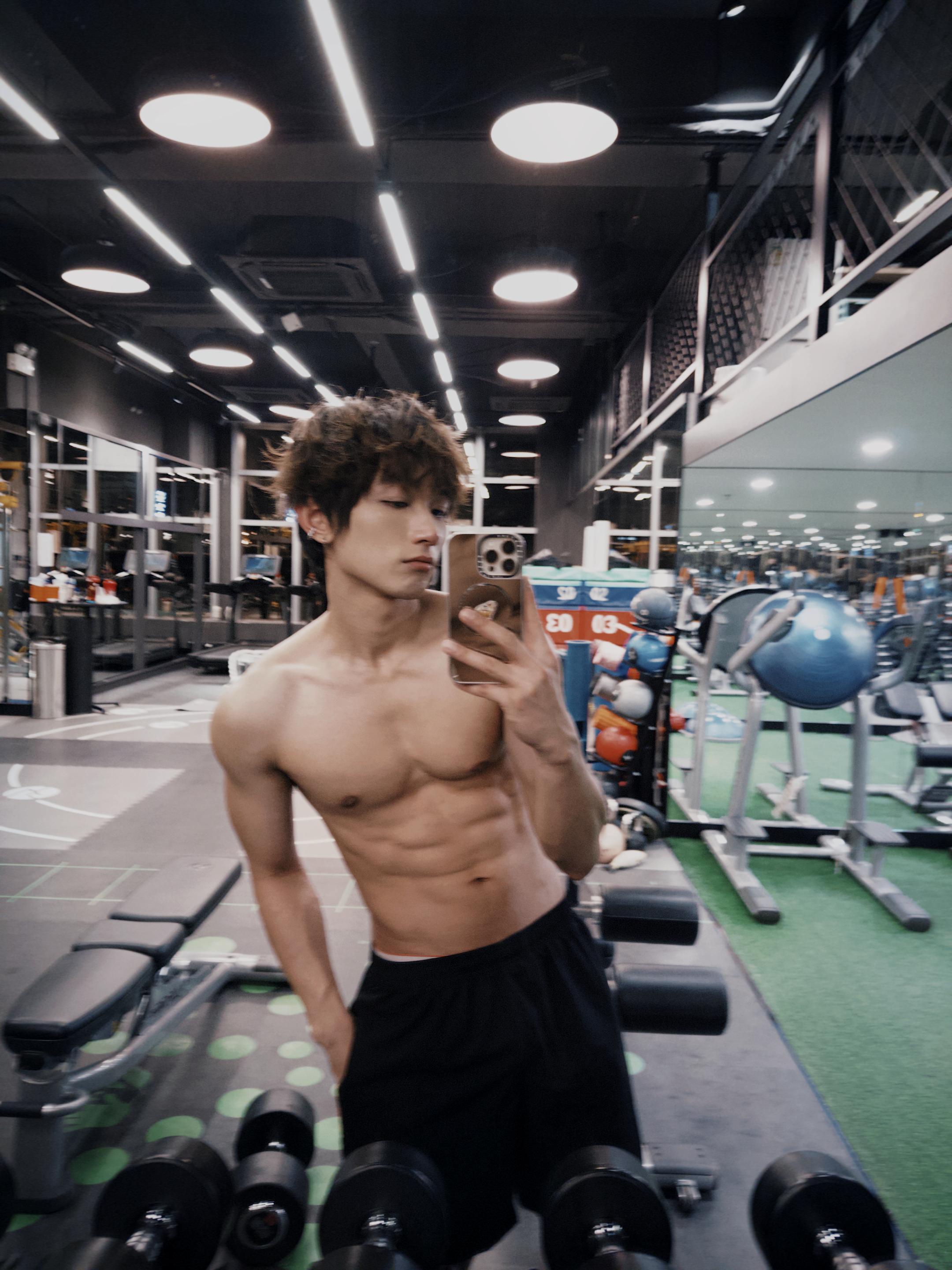 王智騫擁有fit爆身材,近日分享爆肌照。