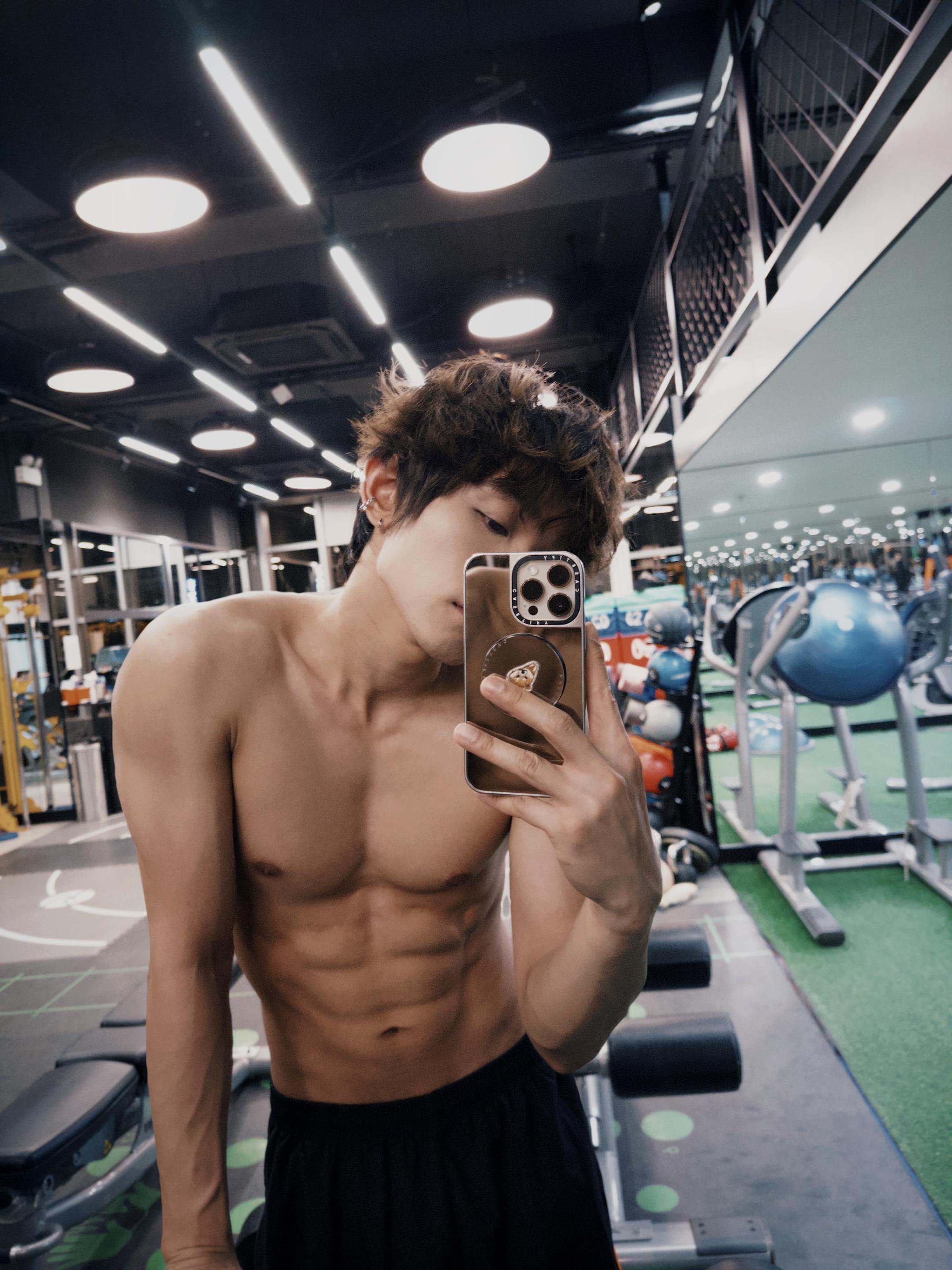 王智騫擁有fit爆身材,近日分享爆肌照。