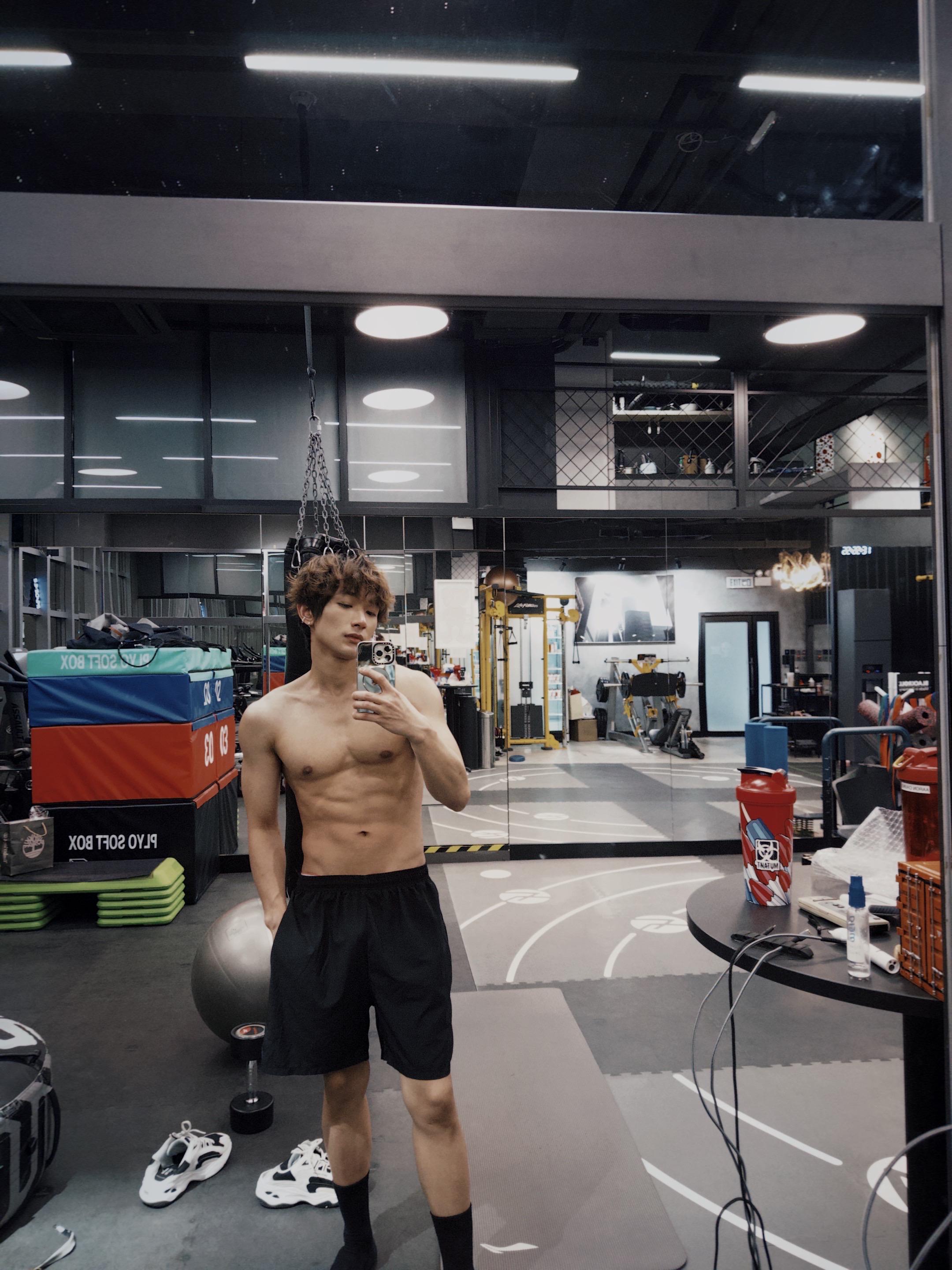 王智騫擁有fit爆身材,近日分享爆肌照。