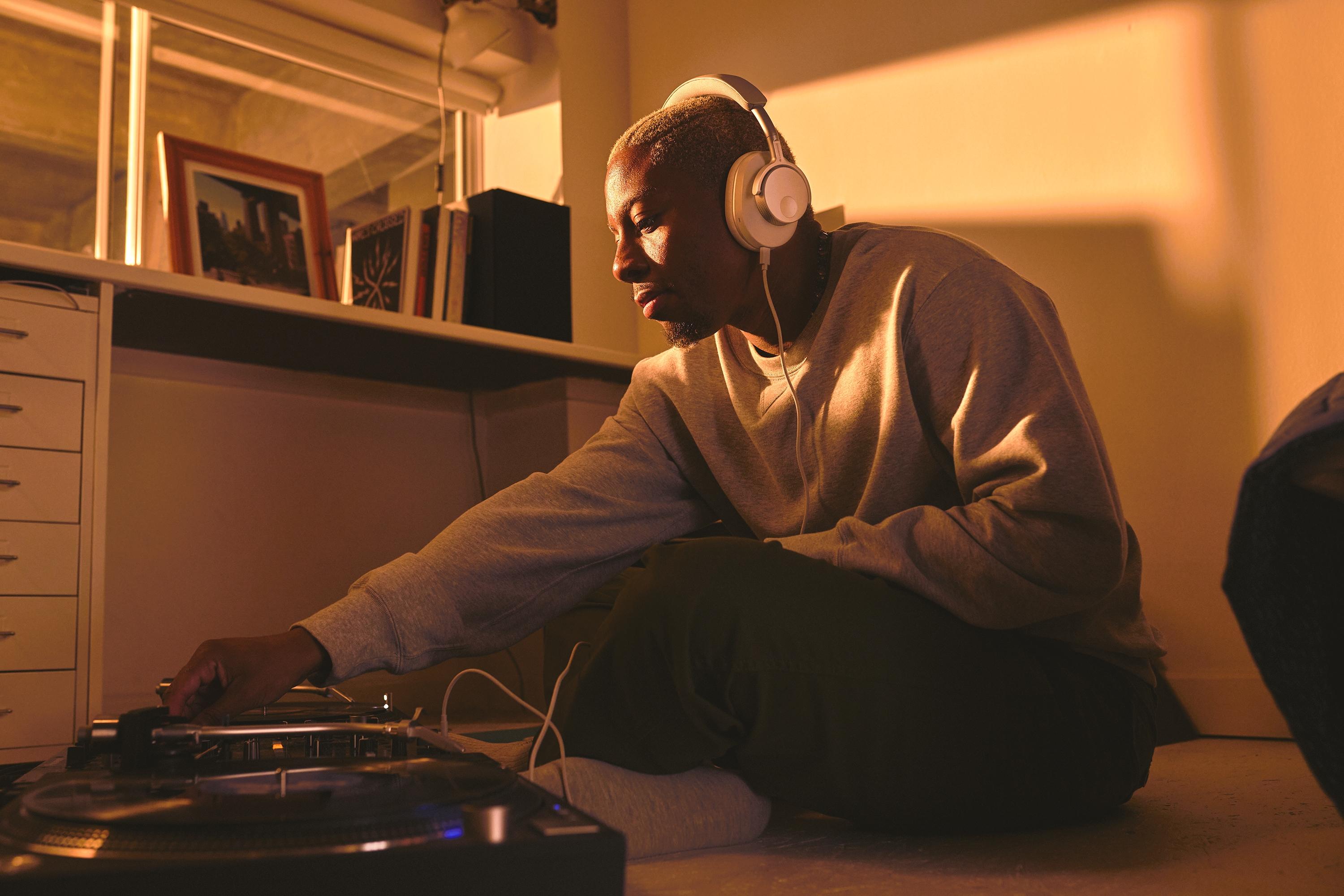 Melomania P100耳機具備精心調校的驅動器和高保真級AB級放大技術,提供高質聲效。