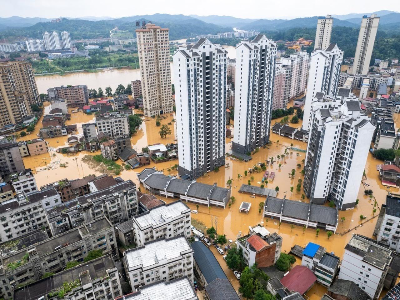 平江老城區和新城區多處地方水浸。初步統計，全縣共有34萬人受災。（新華社）
