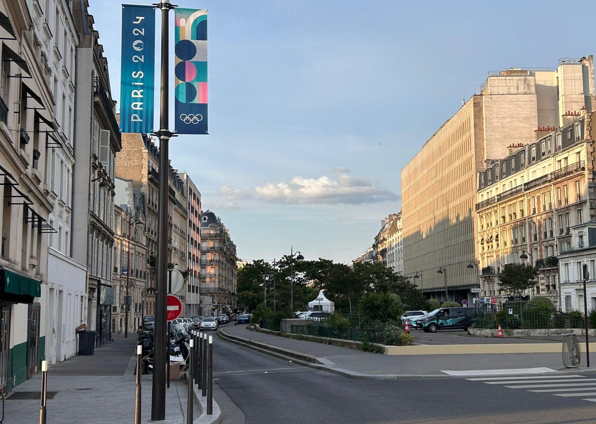 巴黎街頭到處能看到掛有今屆奧運的橫額等宣傳物。(港台圖片)