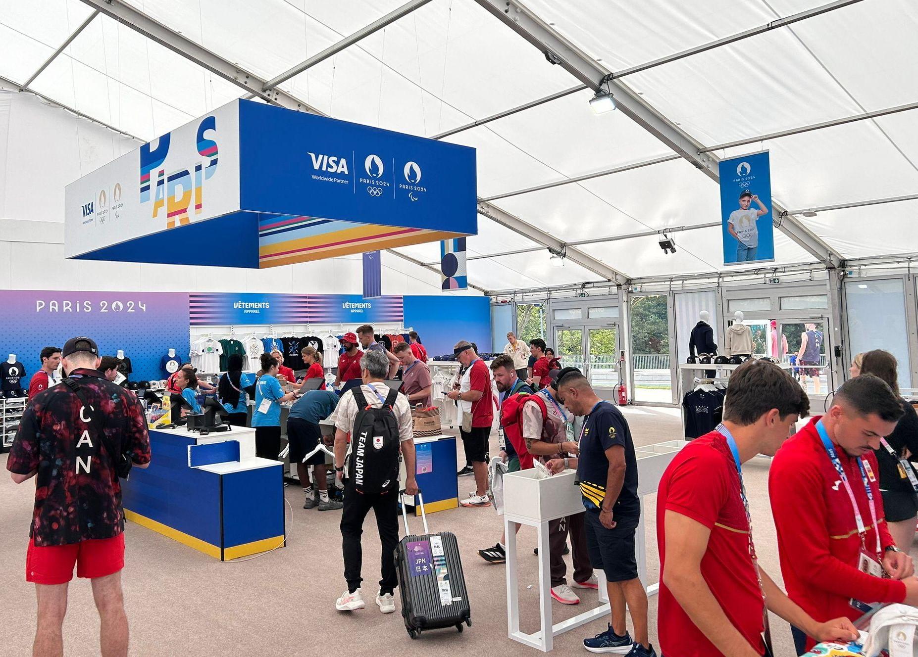 巴黎奧運|選手村設有紀念品店。(港台圖片)